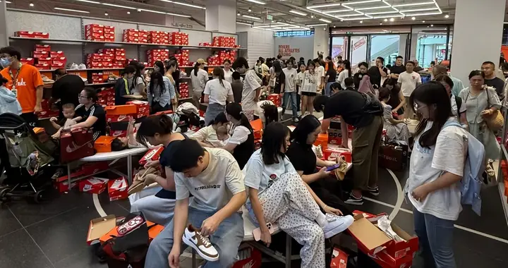 年轻人变了，逛折扣店已成日常