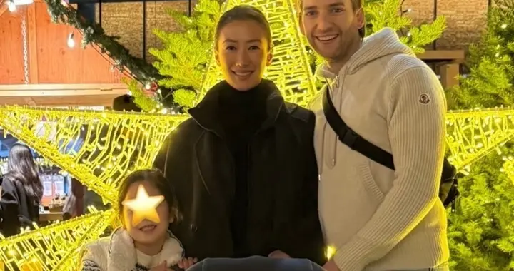 谢婷婷晒一家四口圣诞照，5个月儿子像外国男友，女儿长高很多