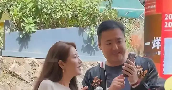 49岁曾黎疑已结婚，春节带妈妈和男友旅游，王子鸣贴心逗曾黎开心