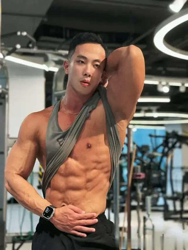 \肌肉霸屏！揭秘这位壮硕老公的健美秘诀，阳刚魅力无人能敌！\