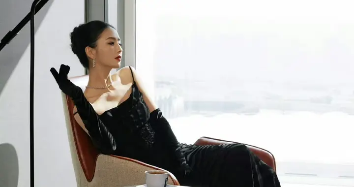 佟丽娅一身黑色裙装，红唇热烈点缀，依然韵味十足。