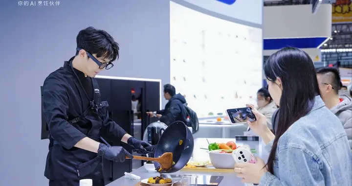 把繁琐烹饪事交给 AI，老板电器发布旗下首款 AI 智能眼镜｜AWE 2026