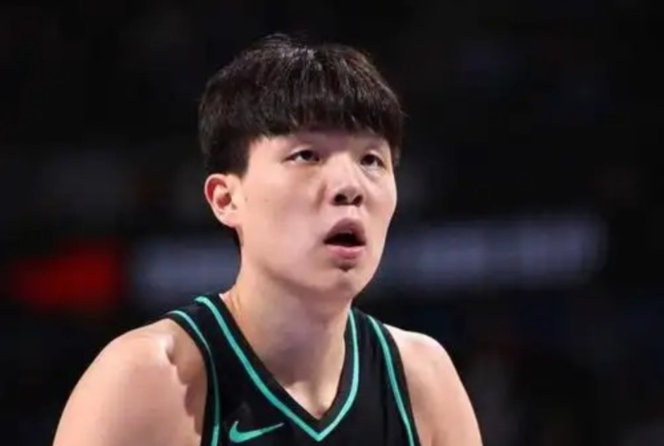 杨瀚森脚趾承重隐患冲上热搜，球迷在怕什么？