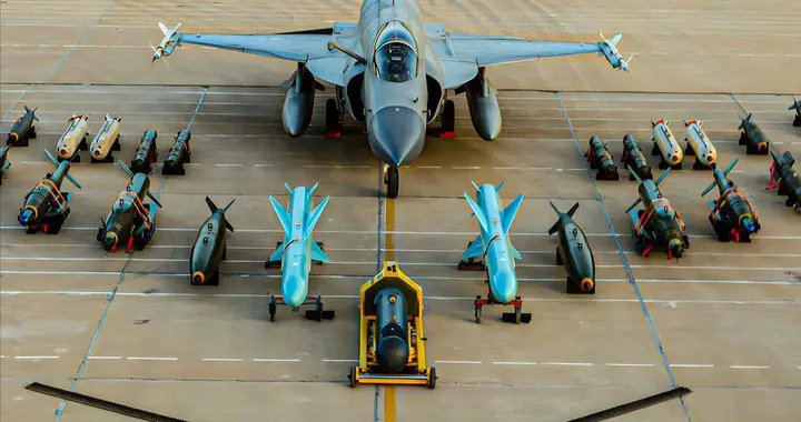 就在刚刚，枭龙击落无人机：巴铁越打越狠，美械弹药库深夜大爆炸