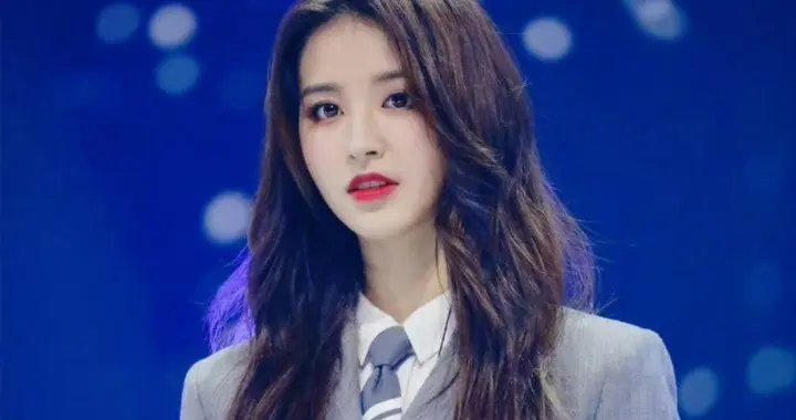 金子涵直播“求救”，怀疑自己被药物监控，和男演员亲密严重不适