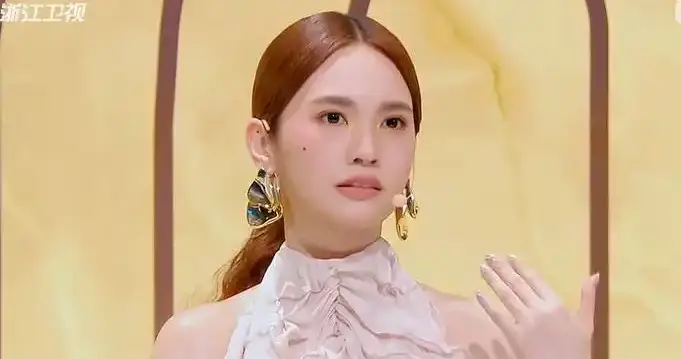 周杰伦被传私生子，李荣浩被撤署名，两位嫂子却靠综艺让全网改口