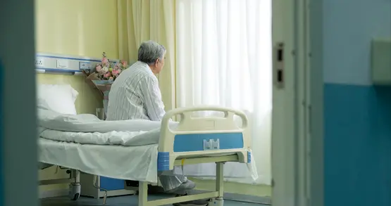 老人在保姆照料期间多次摔倒，入院后离世，家属怒告，法院：不用赔