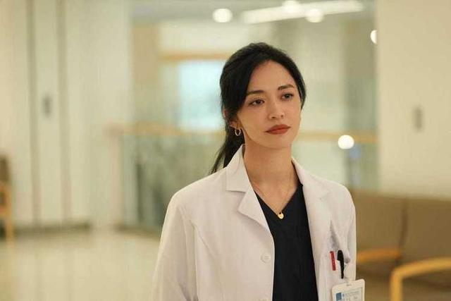 《以美之名》：白大褂下的野心家，乔杨示范了职场女性的生存法则