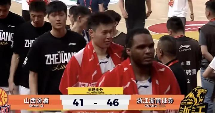山西广厦第二场，上半场打得有些混乱，混乱之中国内球员扛大旗