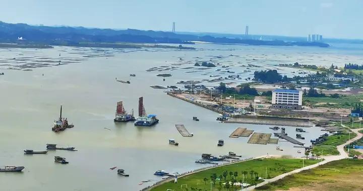 北港邮轮航行于平陆运河钦州湾茅尾海