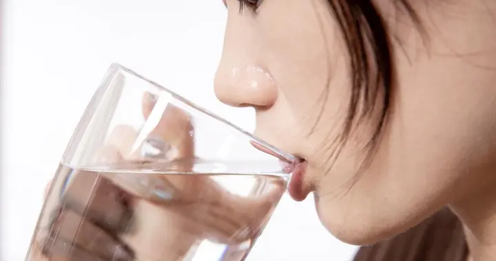早上空腹喝水，危害比不吃早餐还大？5种水别再空腹喝