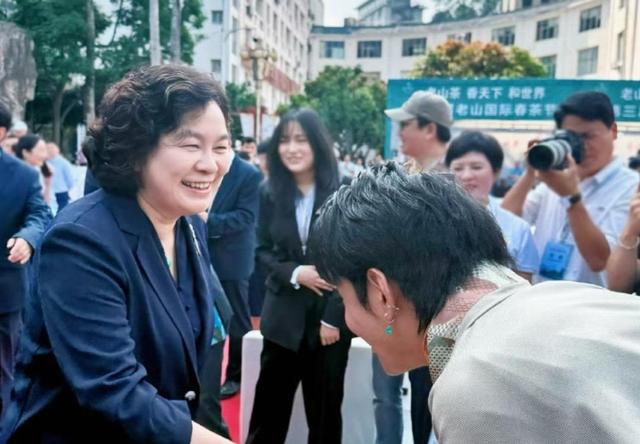 丁真晒和外交部副部长华春莹合照，华部长亲切问候你好啊，丁真