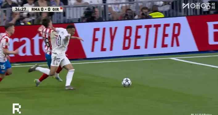 姆巴佩突入禁区被吹犯规在先，不满判罚抗议染黄