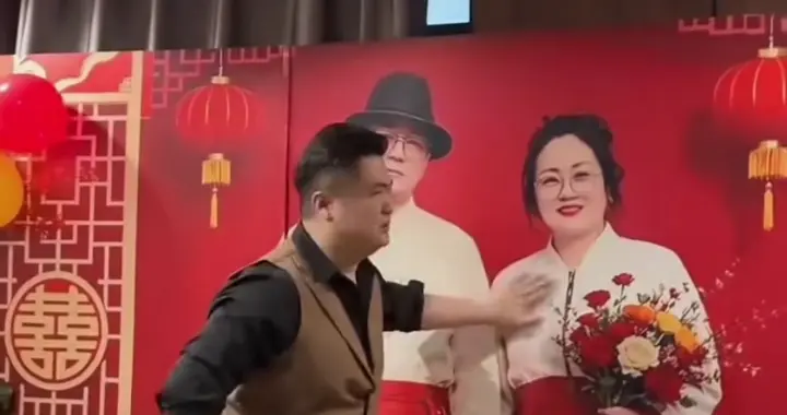 60岁父亲二婚订婚宴，儿子当众大闹：你拿我妈遗物当聘礼，谁给的