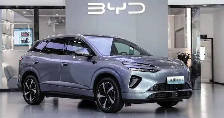 半夜开车回家，这车的自动驾驶真让我惊着了，但还有点小毛病