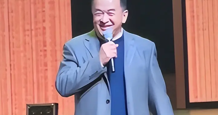 24次登春晚，65岁靠人搀扶走路，职务被免，黄宏现状如何了？