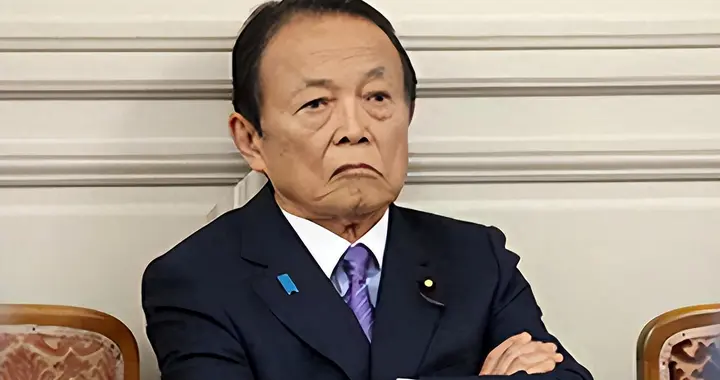 麻生太郎出事了，核心靠山动摇，高市急于推动11月访华行程