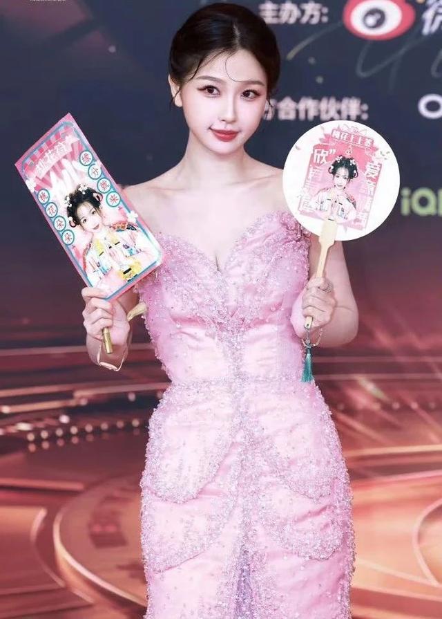 虞书欣丰腴娇俏，粉色婀娜美人鱼，夹子音好可爱
