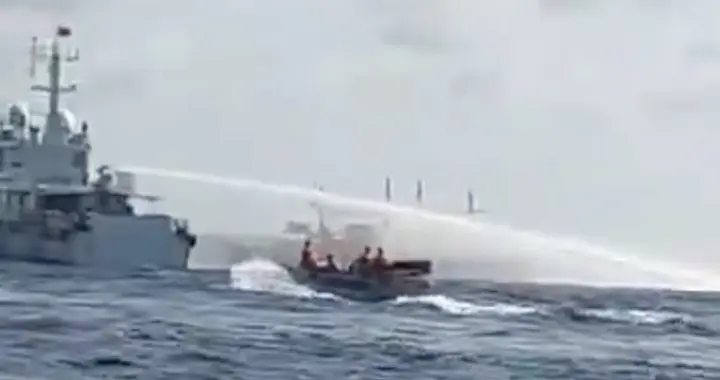 菲渔民突然掏刀威胁，中国海警没一个动作多余，打烂菲船都不为过