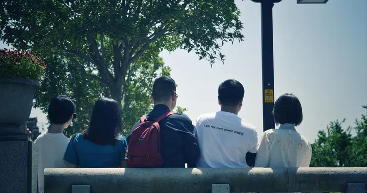 为什么年轻人放假都不爱回家？周末回公司加了个班，我终于知道了