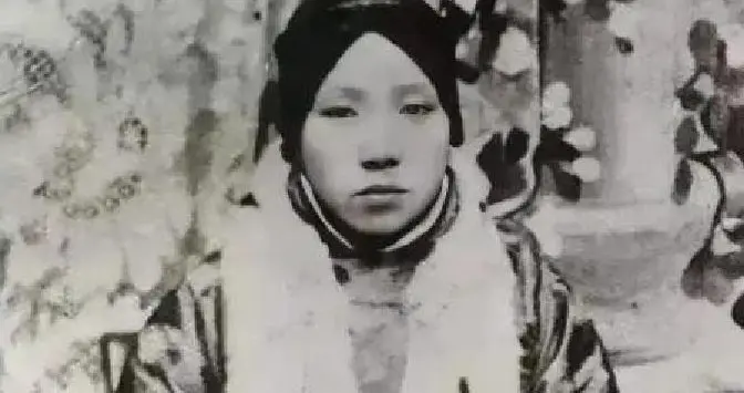 1937年，蒋经国回国，其母毛福梅叮嘱：见了宋夫人也要叫娘