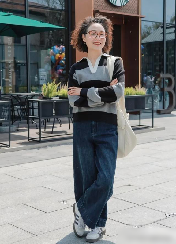 看63岁阿姨穿搭悟了：不装嫩的中老年，才是真优雅