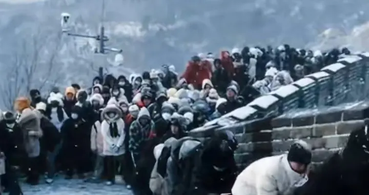 下雪天长城人人人人人人！银装巨龙变“人龙”，挤到缺氧却直呼值