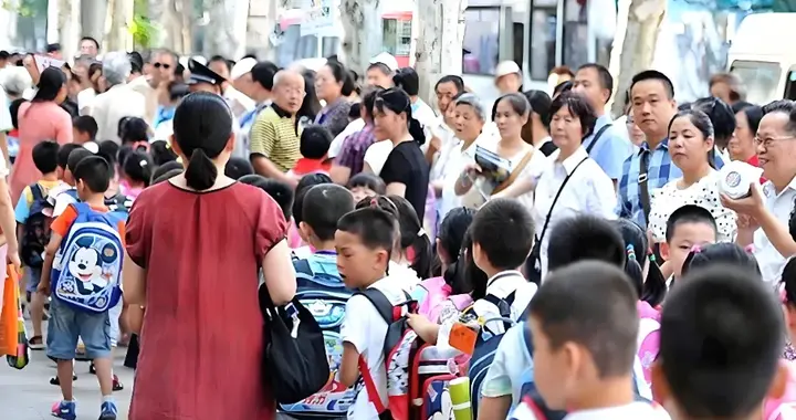接送孙女一个月，我干了三件傻事，儿媳妇找我两回，儿子吼我一回