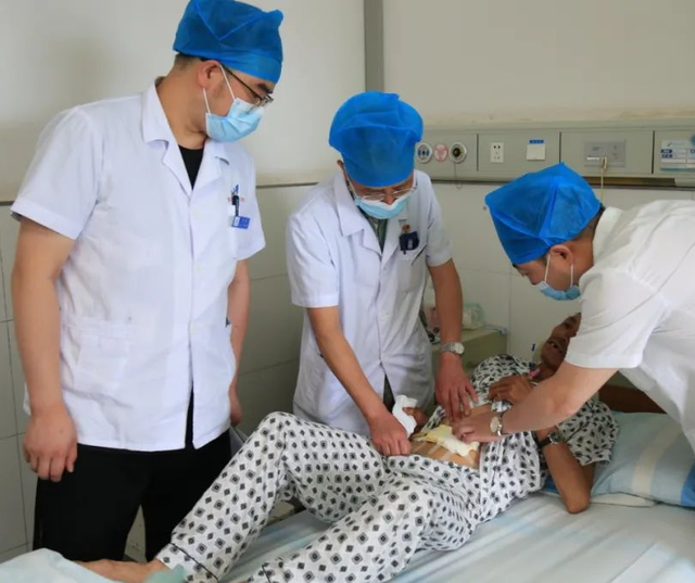 医生规劝：夏天阳气外发，老人宁可喝热水，都不要吃这几种凉物