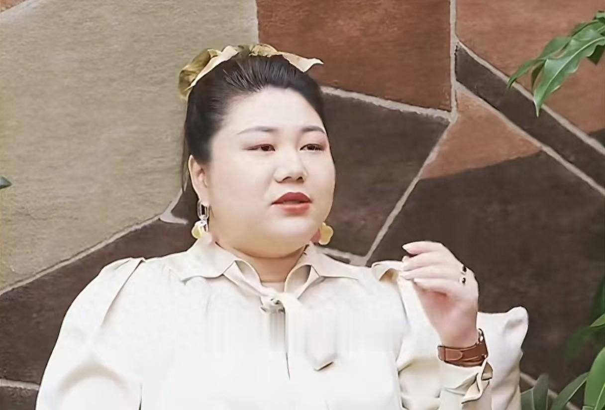 杨天真深夜公园被拍，挽腰搂肩散步恋情曝光，高个男身份成谜