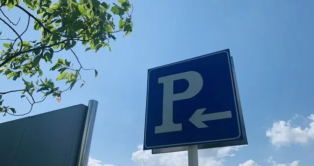 官宣！停车免费时代来了！30城已执行，你的城市还在收费？