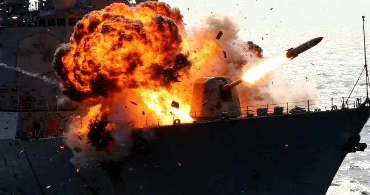 完全开挂了！伊朗导弹超远距离击中宙斯盾舰，真担心又要背锅！