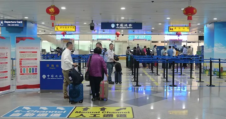 外交部严正交涉：英方扣留盘查中国公民查扣手机