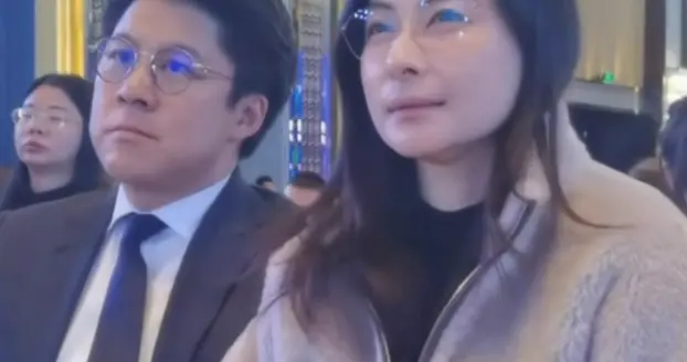 霍启刚携手妻子现身哈尔滨，穿正装戴眼镜十分绅士，郭晶晶也时髦