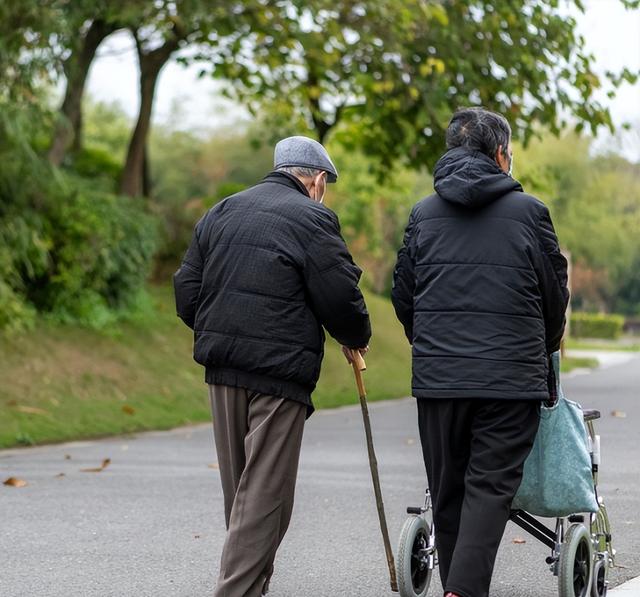 人能活多久看下半身便知？医生直言：自查若无3个异样，或更长寿