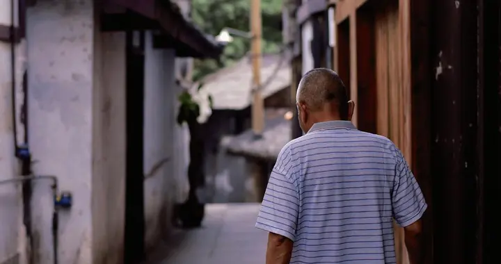 住院遇到老同事后，我才明白：有些病不是天灾，而是人祸导致的