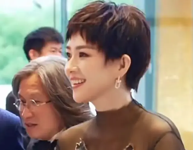 这夜，当46岁章子怡艳压杨幂倪妮，才年龄在气质和骨相前不值一提