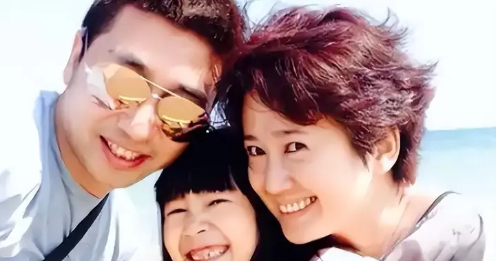 离开沙宝亮后，朱娜一直和女儿相依为命，如今娱乐圈已经查无此人