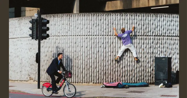 城市外墙上，有一群人正在与「野性」抗衡