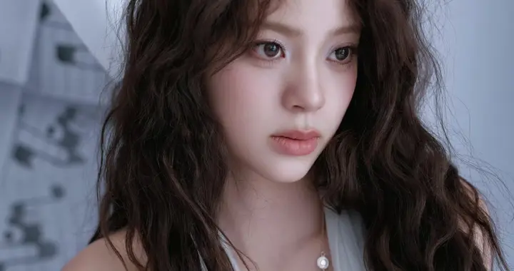 欧阳娜娜纯白挂颈连衣裙