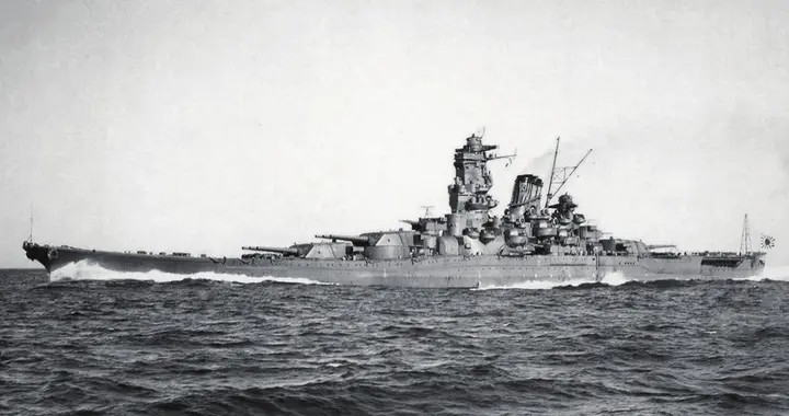 史上最讽刺巨舰：耗资80亿堪比航母，凑油出征两小时就被炸沉海底