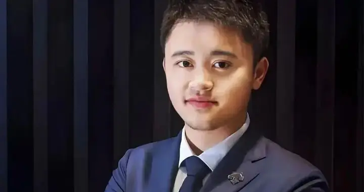 “95后”丁少翔，进入始祖鸟母公司董事会；他是安踏董事长丁世忠之子，曾...
