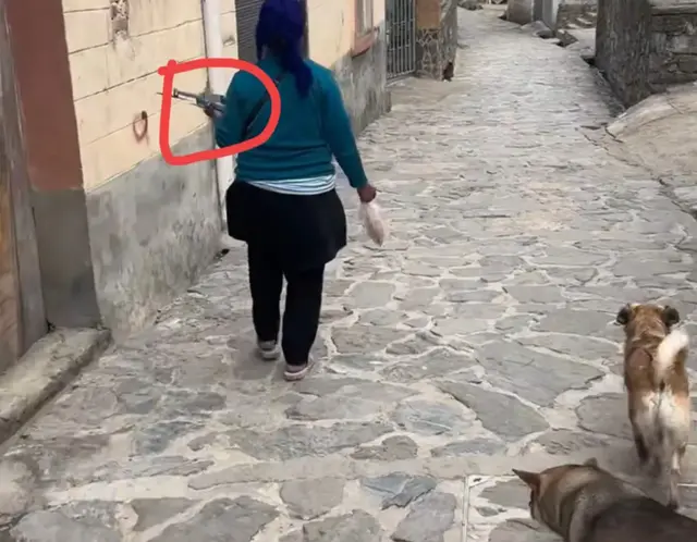 捡芝麻丢西瓜！阿婆捡游客的无人机硬要100，元阳泼水节要凉？