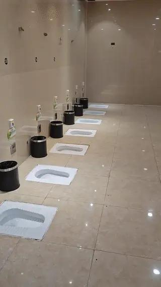 辛雪看社会：还是第一次见到这样的公共厕所