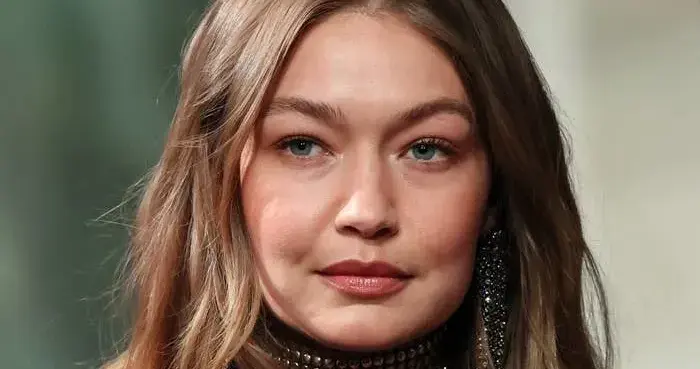 30岁超模被曝伪装7年？卷入美国惊天丑闻文件，恶心一幕终曝光