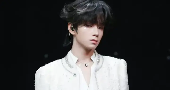 王橹杰：一袭白衣惊艳澳门，月光白玫瑰破圈成顶流符号