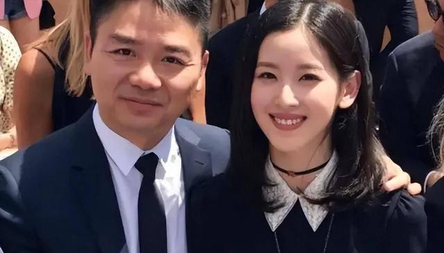 章泽天戴胸针出席清华校友艺术展，全程讲英文，被质疑加入光明会