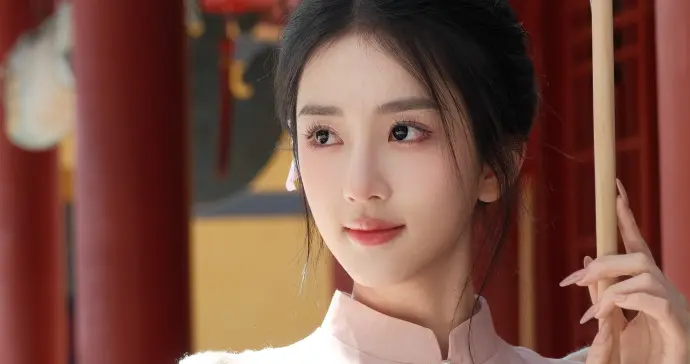 潘敏穿着粉色旗袍写真，绝美佳人真让人心动