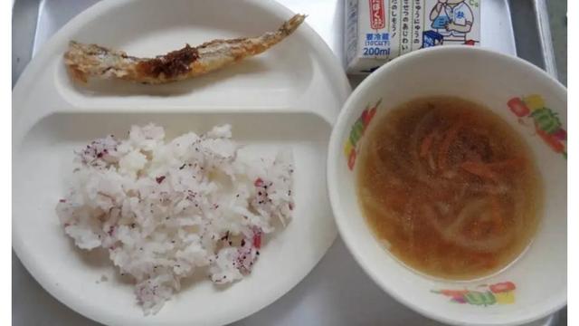 菌菌的渔：日本小学生午餐只有1条小鱼？这