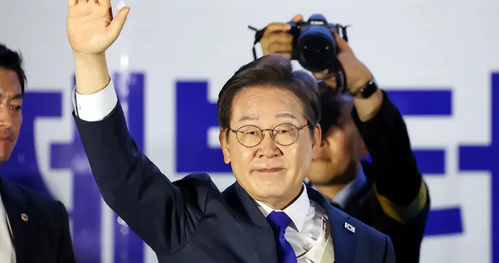 李在明在青瓦台拍桌子，真金白银送出10万亿，美军把韩国当ATM机